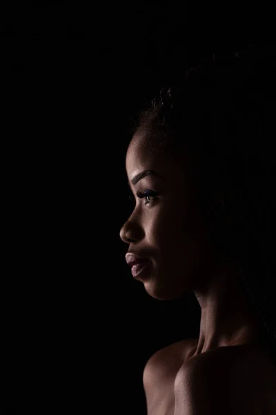 Retrato preto e branco de modelo de pele escura . — Fotografia de Stock