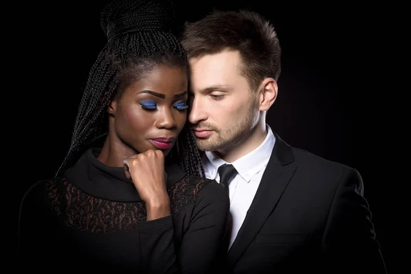 Primer plano retrato de pareja romántica multiétnica sobre fondo negro . — Foto de Stock