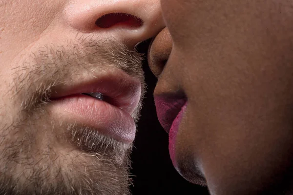 Rostos multi étnicos prontos para beijar . — Fotografia de Stock
