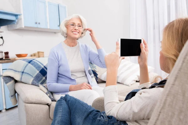 Abuela y nieta haciendo fotos — Foto de Stock