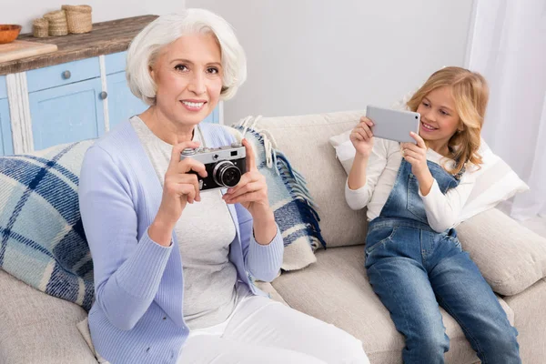Бабуся і онука роблять фотографії — стокове фото