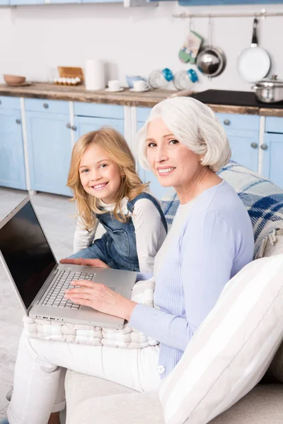 おばあちゃんと少女がラップトップを使用して — ストック写真