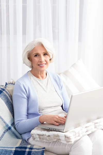 Abuela usando computadora portátil — Foto de Stock