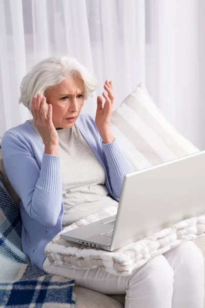 Nonna che utilizza il computer portatile — Foto Stock