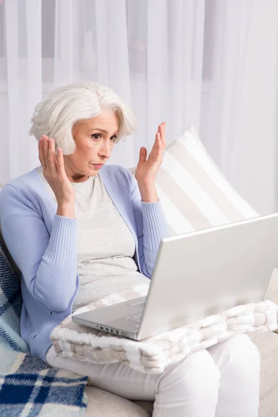 Nonna che utilizza il computer portatile — Foto Stock