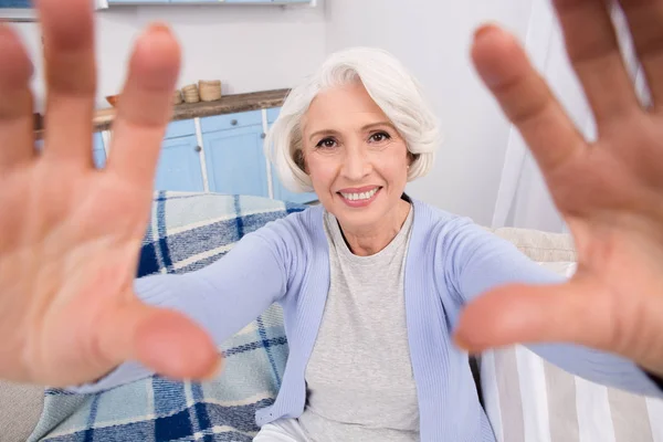 Mujer mayor haciendo fotos de sí mismo — Foto de Stock