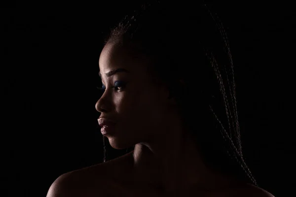 光与影的黑皮肤的女人的画像. — 图库照片