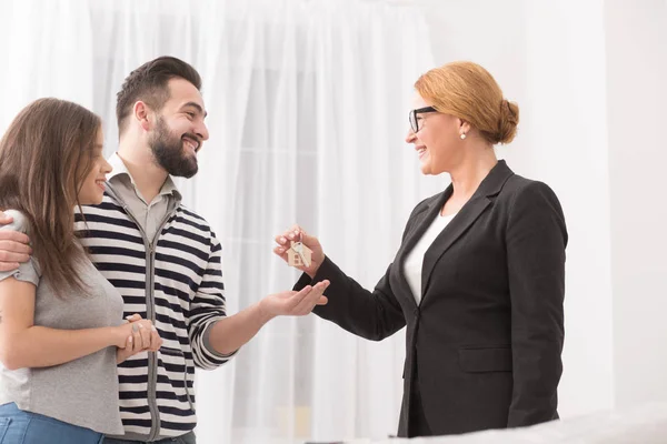 Pareja alquilando un piso nuevo . — Foto de Stock