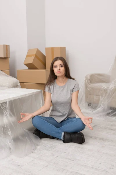 Mooie jongedame kalm houden terwijl verhuizen naar nieuw appartement. — Stockfoto