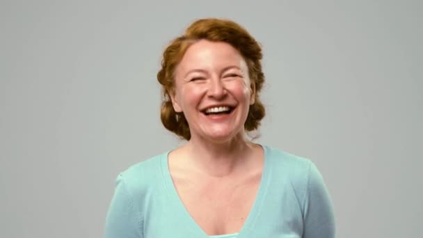 Актриса середнього віку щиро сміється . — стокове відео