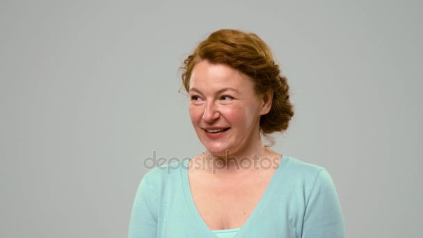 Mujer pelirroja de mediana edad mostrando emociones felices, mirando . — Vídeos de Stock