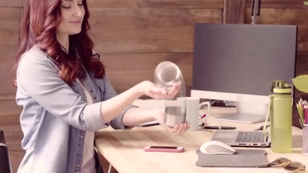 Freelancer mujer jugando con metal slinky en su lugar de trabajo . — Vídeos de Stock