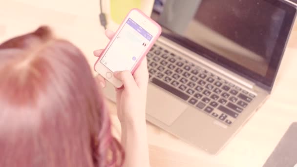 Mujer de negocios vista frontal sentada en la mesa con teléfono en sus manos . — Vídeos de Stock