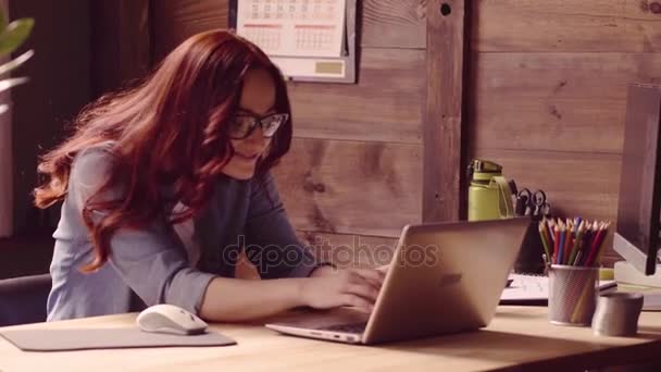 Freelancer mulher sentada na cadeira, streching, digitação, fazendo telefonema . — Vídeo de Stock