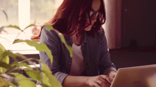 노트북에서 일 하는 빨간 머리 프리랜서 여자. — 비디오