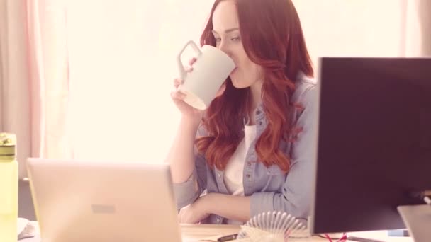 Freelancer meisje koffie drinken en werken. — Stockvideo