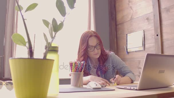 Left-handed foxy businesswoman making notes. — Stock Video