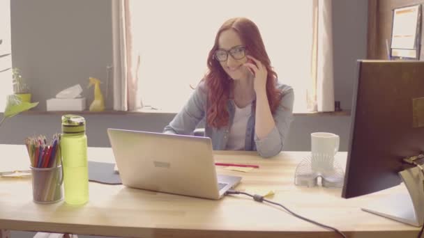 Joven empresaria en su lugar de trabajo hablando por teléfono sonriendo . — Vídeos de Stock