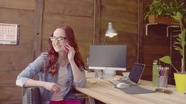 Freelancer mooie vrouw in glasplaten telefoon gesprek. — Stockvideo