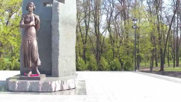 Kiev, monument to Olena Teliha ukrainian poet and activist. — Stock Video