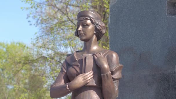Närbild bild av minnesmärke Olena Teliha i Kiev. — Stockvideo