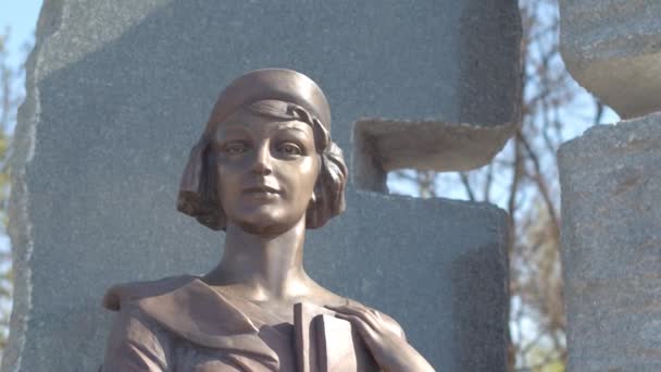 Close up view to face of monument to ukrainian poet Olena Teliha. — Stock Video