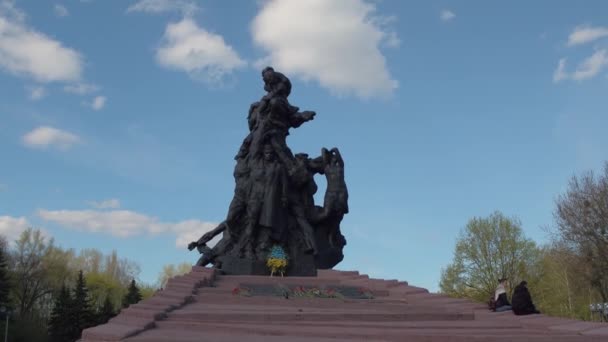 ソビエト市民や Babiy ヤールに臨場した戦争捕虜への記念碑. — ストック動画