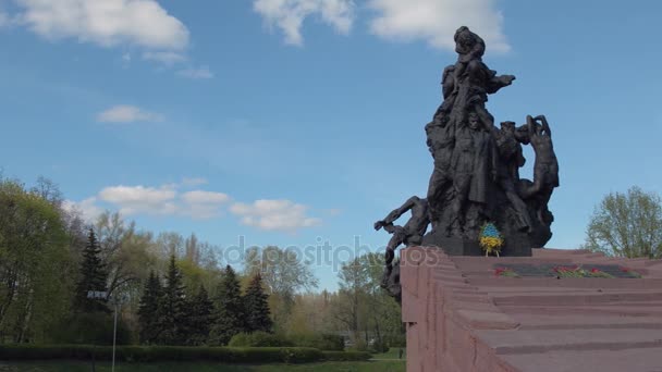 Monumento a Babiy Yar a las víctimas de fascistas alemanes que fueron masacrados . — Vídeos de Stock