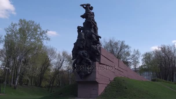 Denkmal für die Kriegsopfer in der Schlucht babiy yar in der Hauptstadt der Ukraine. — Stockvideo