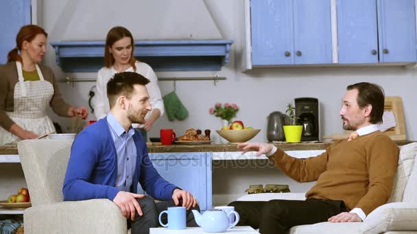 Womans pai ter uma conversa animada com seu futuro marido . — Vídeo de Stock