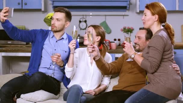 Зустріч з батьками, молода пара п'є шампанське з батьками . — стокове відео