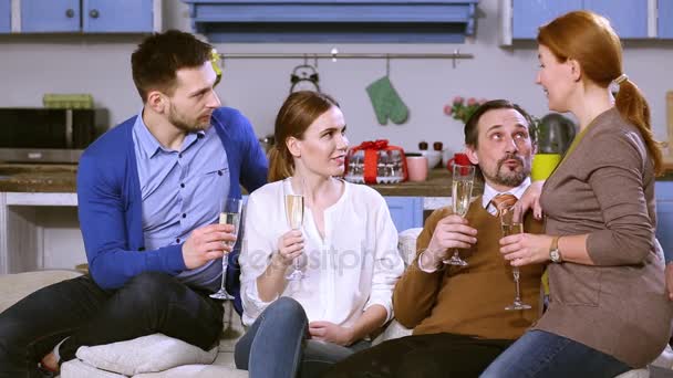 Junges Paar und Frauen Eltern trinken Champagner für Bekannte. — Stockvideo