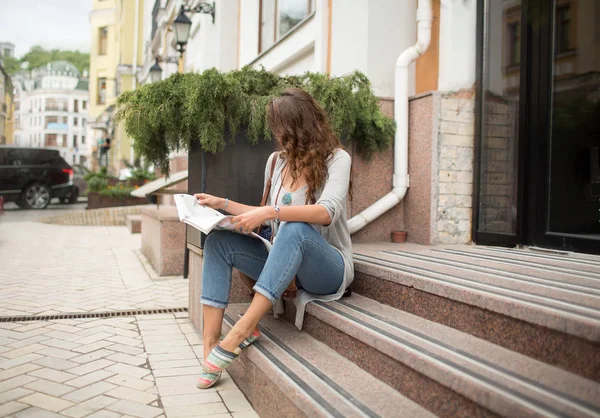 Fiatal nő studying város térképe az utcán utazási. — Stock Fotó