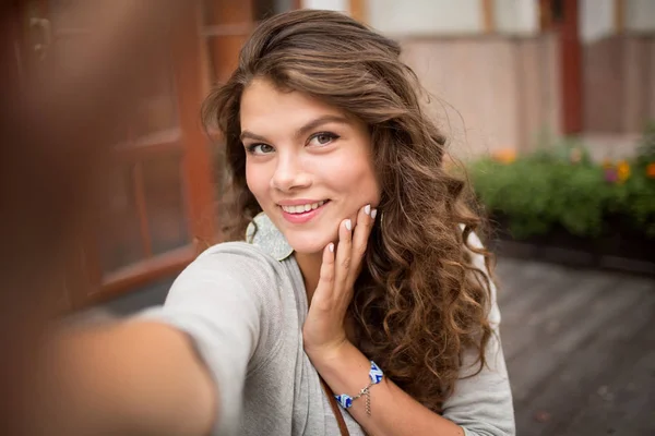 Selfie foto de mujer joven con mirada coqueta . —  Fotos de Stock