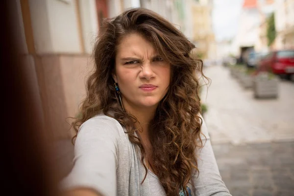 Kasvetli yüz gösterilen selfie sokakta kadında turist vurdu. — Stok fotoğraf