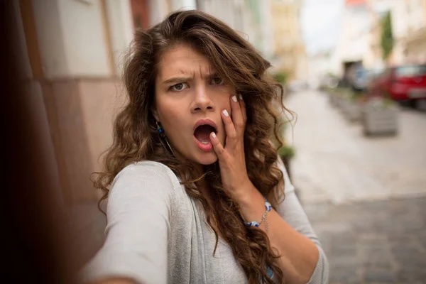 Jeune femme montrant le visage de perturbation sur selfie shot . — Photo