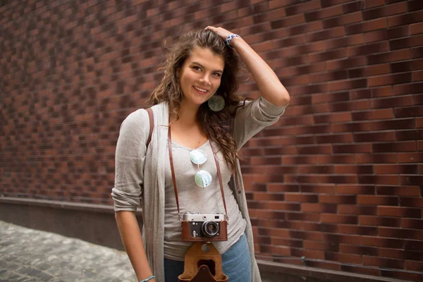 Boldog turisztikai nő mosolyogva a kamera. — Stock Fotó