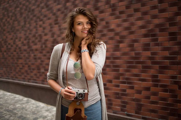 Sorrindo bela menina turista posando para câmera na rua . — Fotografia de Stock