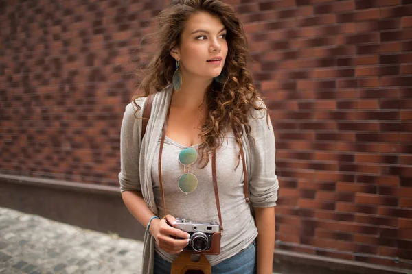 Retrato de joven hermosa viajera mirando a un lado . — Foto de Stock