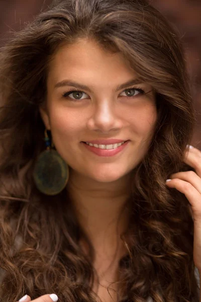 Portret van jonge krullend vrouw close-up. — Stockfoto