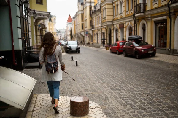 보도에 걷는 여자와 도시 거리에 보기. — 스톡 사진
