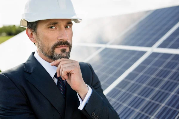 Retrato del cliente en casco blanco en la central solar . — Foto de Stock
