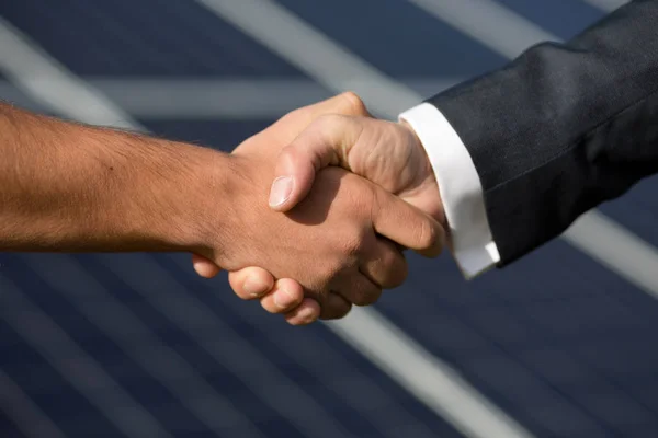 Handshake Agreeman, painel solar no fundo . — Fotografia de Stock