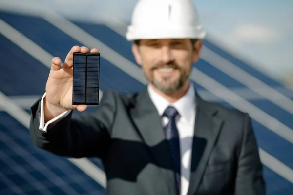 Hombre en traje de negocios con detalle fotovoltaico del panel solar . — Foto de Stock