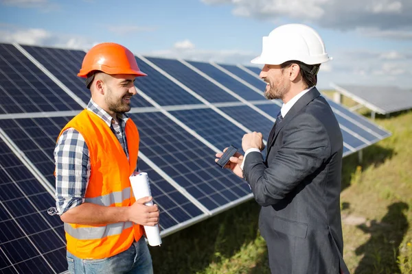 Cliente de negocios mostrando detalle fotovoltaico al capataz . — Foto de Stock