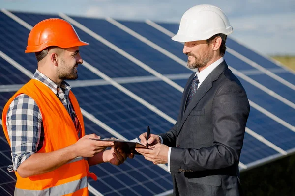 Cliente e capataz assinam contrato sobre instalação de painéis solares . — Fotografia de Stock