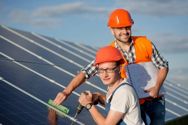 Ingenieros instalando paneles solares . — Foto de Stock