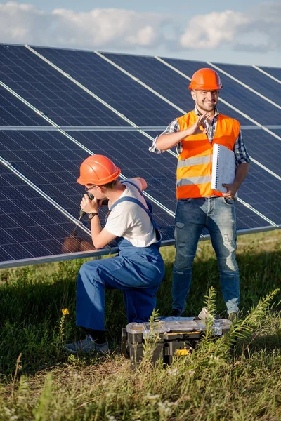 Engineer with drill installing solar power panels. — Stock Photo, Image