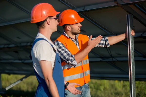 Dělníci instalaci fotovoltaických panelů na stanici sluneční energie. — Stock fotografie