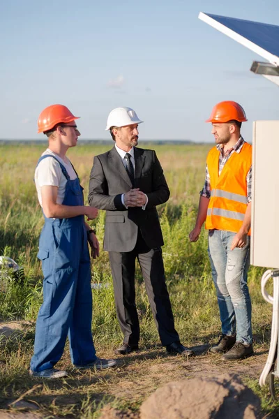 Vedoucí stanice sluneční energie, mluvil s inženýry. — Stock fotografie